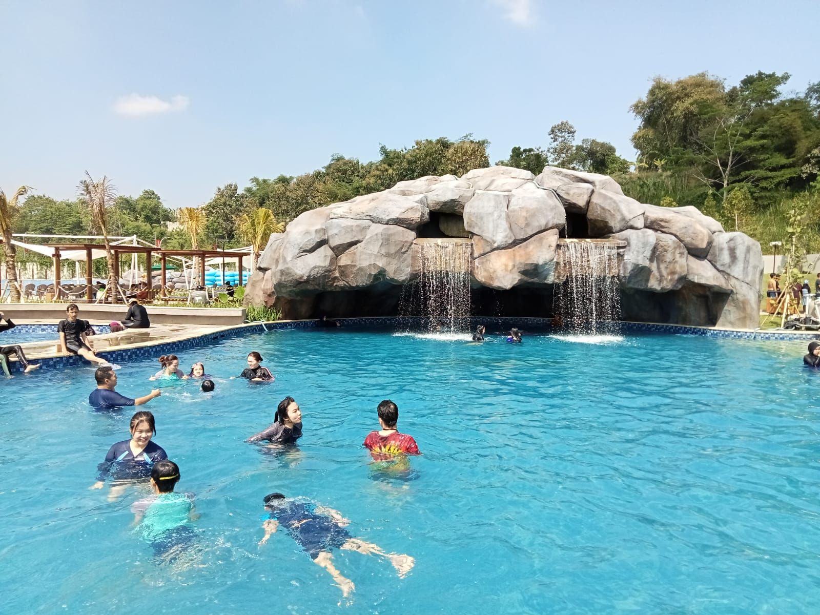 para pengunjung mulai dari anak-anak hingga dewasa menikmati suasana saat berenang Wahoo Waterworld  /Foto : Deni Supriatna /Galamedia News /