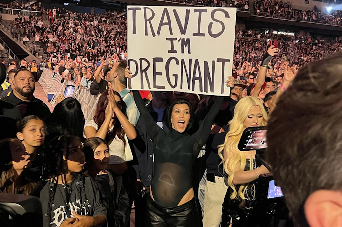 Travis Barker dikejutkan kabar istrinya Kourtney Kardashian dengan sebuah poster kehamilan di tengah konser Blink-182.