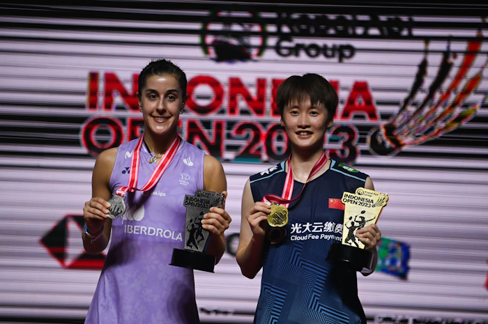 Pebulu tangkis tunggal putri China Chen Yu Fei (kanan) dan tunggal putri Spanyol Carolina Marin (kiri) beroose dengan piala dan medali mereka usai babak final Indonesia Open 2023.
