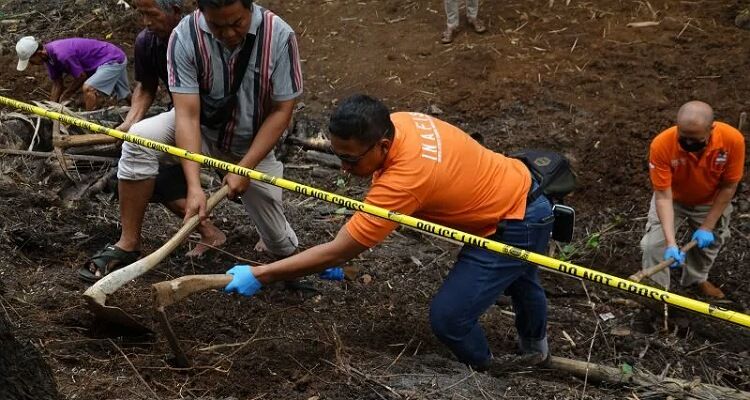 Polisi Polres Banyumas sedang mencari rulang bayi yang dikubur tersangka R di Bekas Kolam di Banyumas, Selasa 27 Juni 2023. 