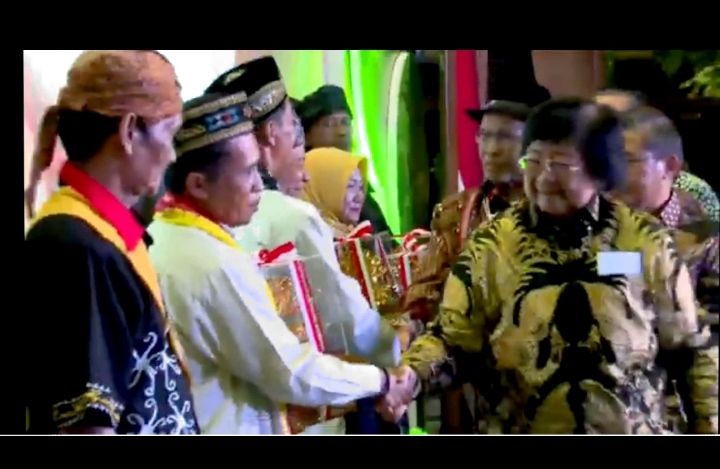 Arsyad (Topi Manggarai) saat menerima penghargaan dari Menteri KLHK, Siti Nurbaya/Dok.Pribadi Arsyad