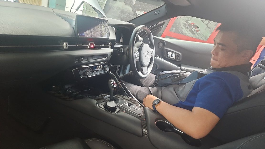 Seorang pengunjung anggota komunitas otomotif Toyota tengah merasakan duduk di kursi pengemudi unit Toyota GR Supra seharga Rp2,188 miliar tersebut.*/ 