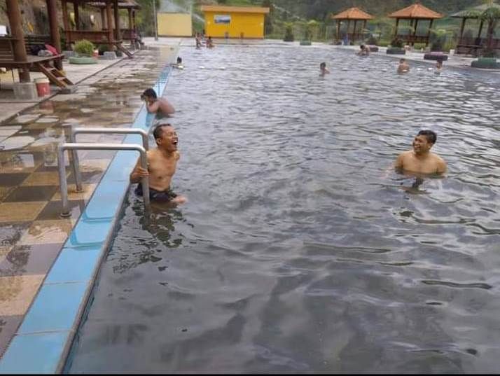 Kolam pemandian air panas Dqiano Hotspring WaterPark Desa Kepakisan, Batur, Banjarnegara lokasinya di seberang jalan Kawah Sileri Dieng Banjarnegara