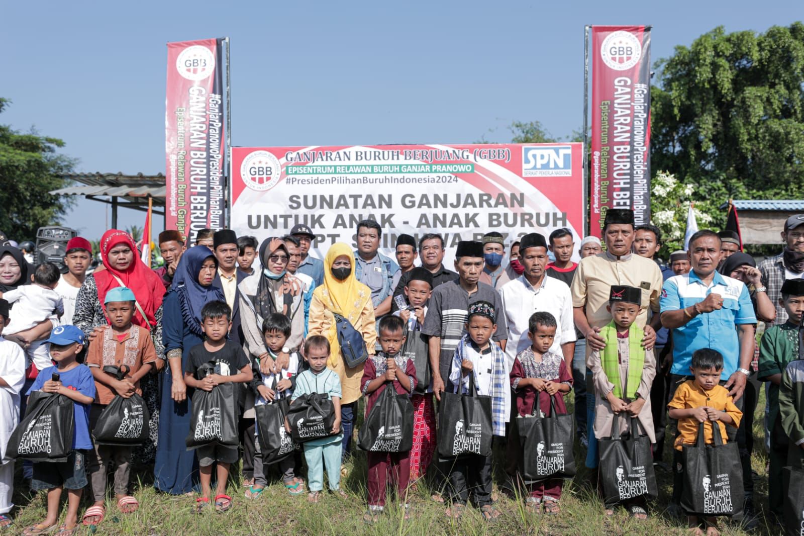 Relawan GBB foto bersama warga dalam kegiatan sunatan massal di Rangkasbitung Kabupaten Lebak Banten.
