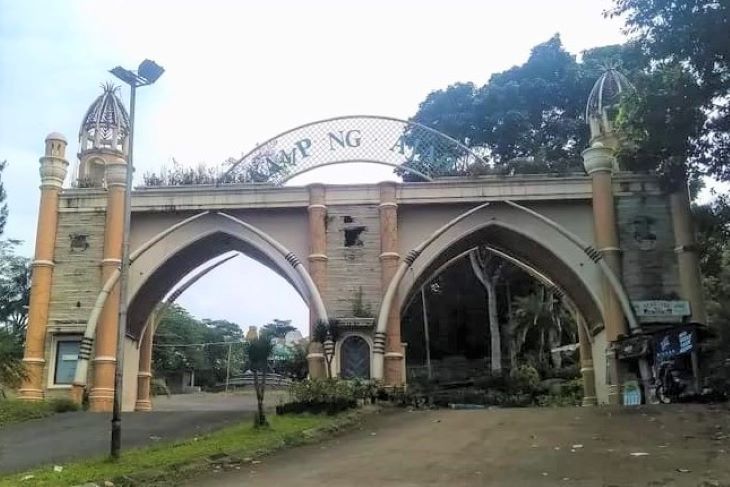 Gerbang masuk ke destinasi wisata Kampung Gajah Wonderland di Jalan Sersan Bajuri Desa Cihideung Kecamatan Parongpong Kabupaten Bandung Barat yang sudah tidak beroperasi namun masih mengundang penasaran untuk dikunjungi.