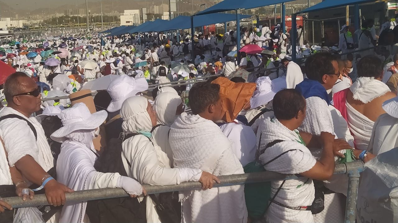 Usai mabit menginap di Muzdalifah, jemaah haji berdesakan di jalur menuju bus, Rabu 28 Juni 2023. Banyak jemaah haji yang sakit dan pingsan akibat paparan terik matahari.