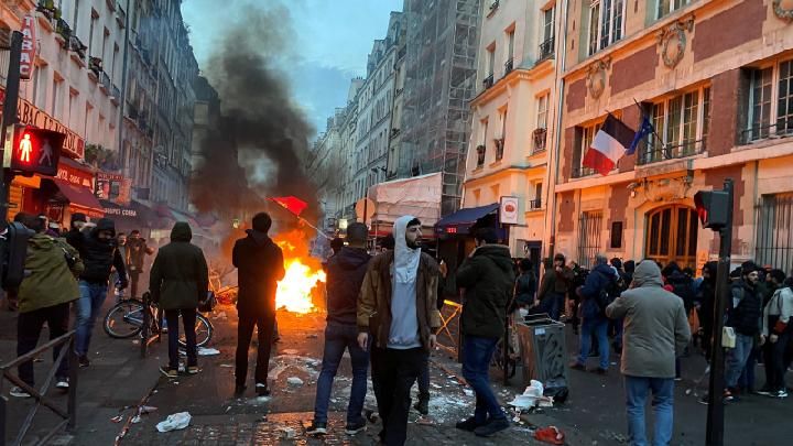 Diperkirakan sekitar10 ribu mobil dibakar massa yang turun ke jalan di beberapa kota di Prancis sejak Selasa, 28 Juni 2023.