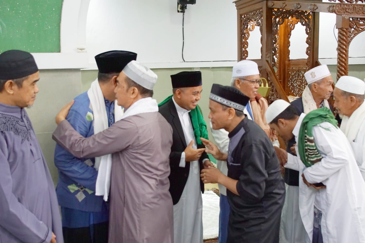 Walikota Pangkalpinang, Maulan Aklil Bersalaman dengan Masyarakat Setelah Sholat Idul Adha di Masjid Jamik Kota Pangkalpinang.