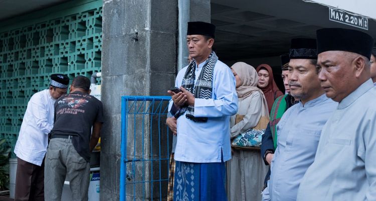 Plh Wali Kota Bandung Ema Sumarna saat menyaksikan penyembelihan hewan kurban di Masjid Al Ukhuwah Kota Bandung, Kamis 29 Juni 2023