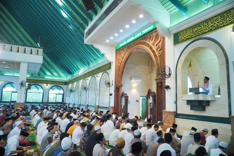Mahfud MD berkhotbah saat menjadi khatob sholat Idul Adha 1444 H di MAJT Semarang Kamis 29 Juni 2023