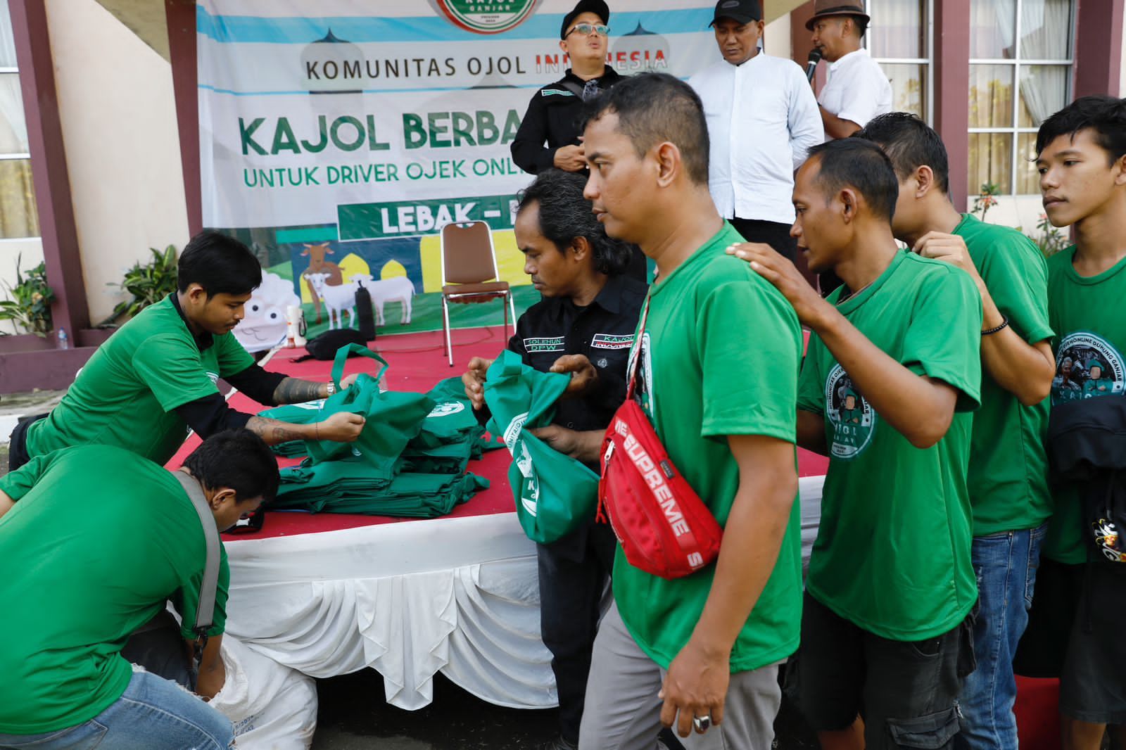 Komunitas Ojek Online atau Kajol menyerahkan daging hewan kurban Idul Adha 1444 H pada driver ojol dan warga di Kabupaten Lebak Banten.