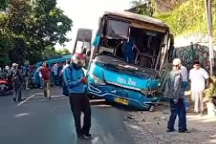 Kecelakaan bus di Puncak Bogor hari ini gegara rem blong tabrak angkot, tiga orang luka-luka.