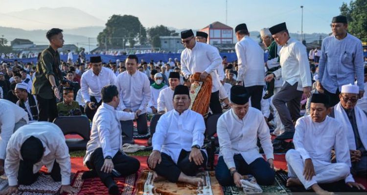 Menteri Pertahanan RI Prabowo Subianto sholat Idul Adha 1444 Hijriah di Stadion Gelora Mandalamukti, Kabupaten Bandung Barat, Kamis 29 Juni 2023