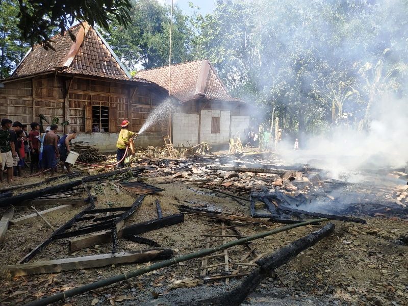 Petigas dan warga memadamkan api di Desa Pendem, Kecamatan Ngaringan, Jumat (30/6/2023)