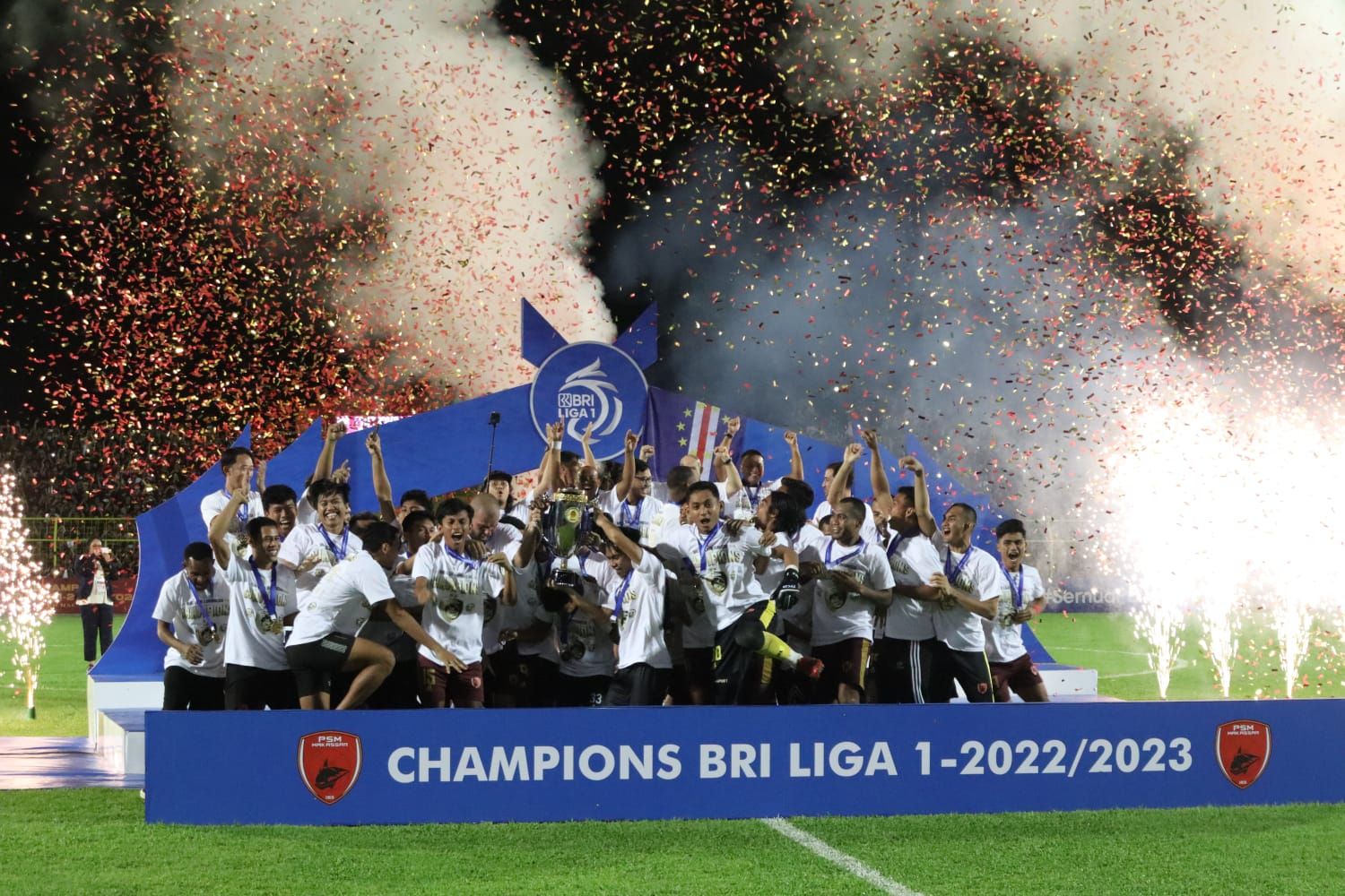 Selebrasi PSM Makassar usai menjuarai Liga 1 musim 2021/2022. Foto: Rio