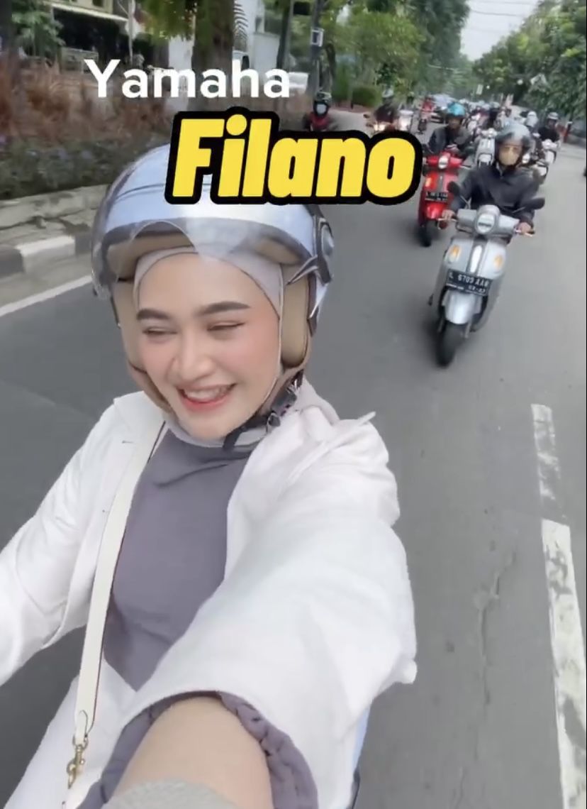 Hera Elvira saat mengendarai Yamaha Filano