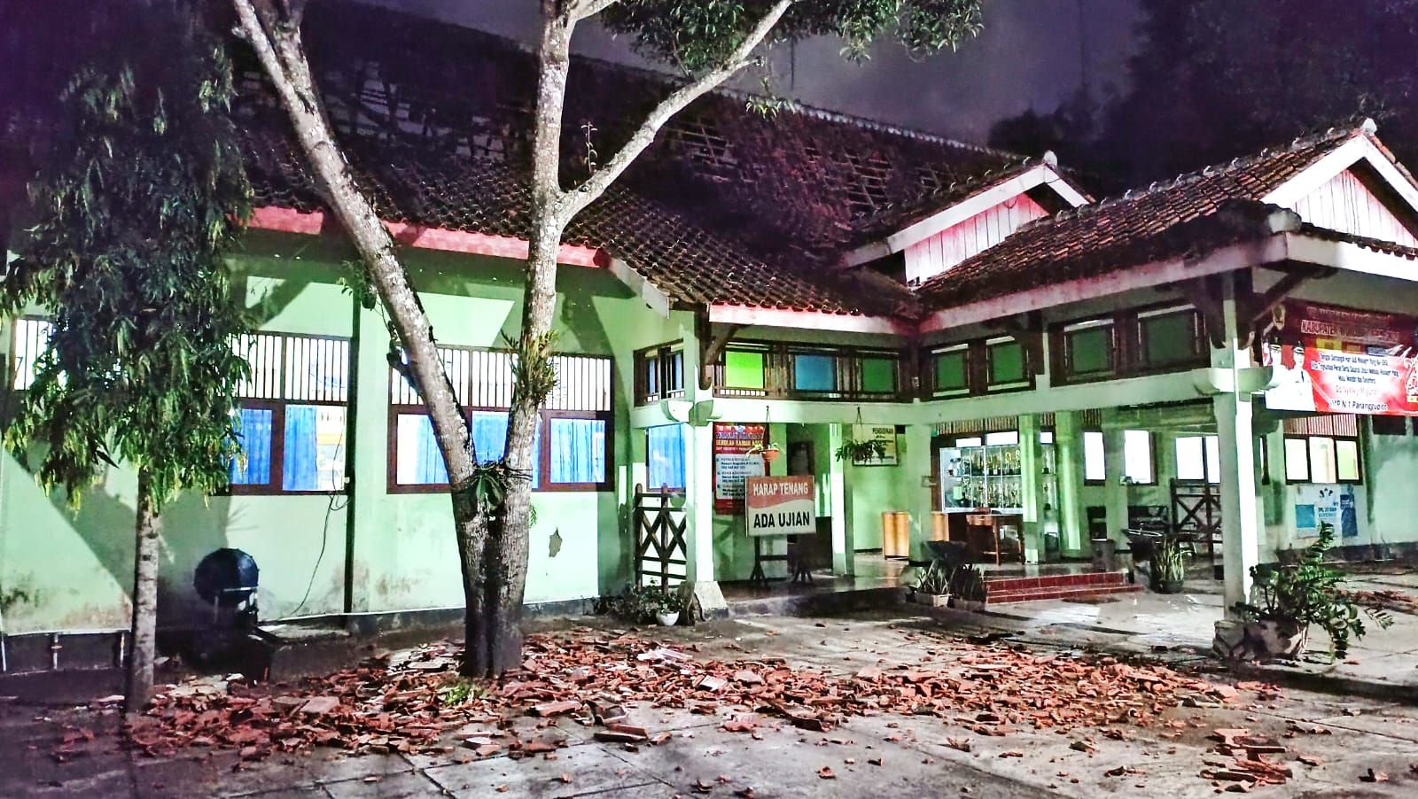 Sebuah sekolah atapnya berhamburan setelah gempa bumi tersebut mereda.