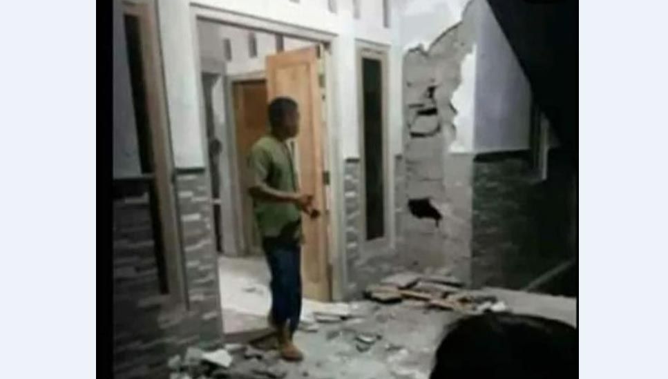 Dampak gempa bumi di Daerah Istimewa Yogyakarta, Jumat 30 Juni   2023, sejumlah rumah di Kabupaten Gunung Kidul rusak.*/Instagram/merapi_uncover