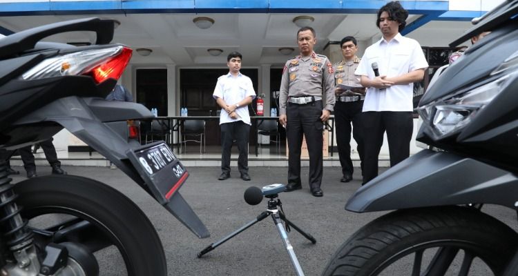 Uji coba alat pengukur kebisingan knalpot yang dibuat oleh pihak kepolisian untuk tes knalpot brong pada motor.