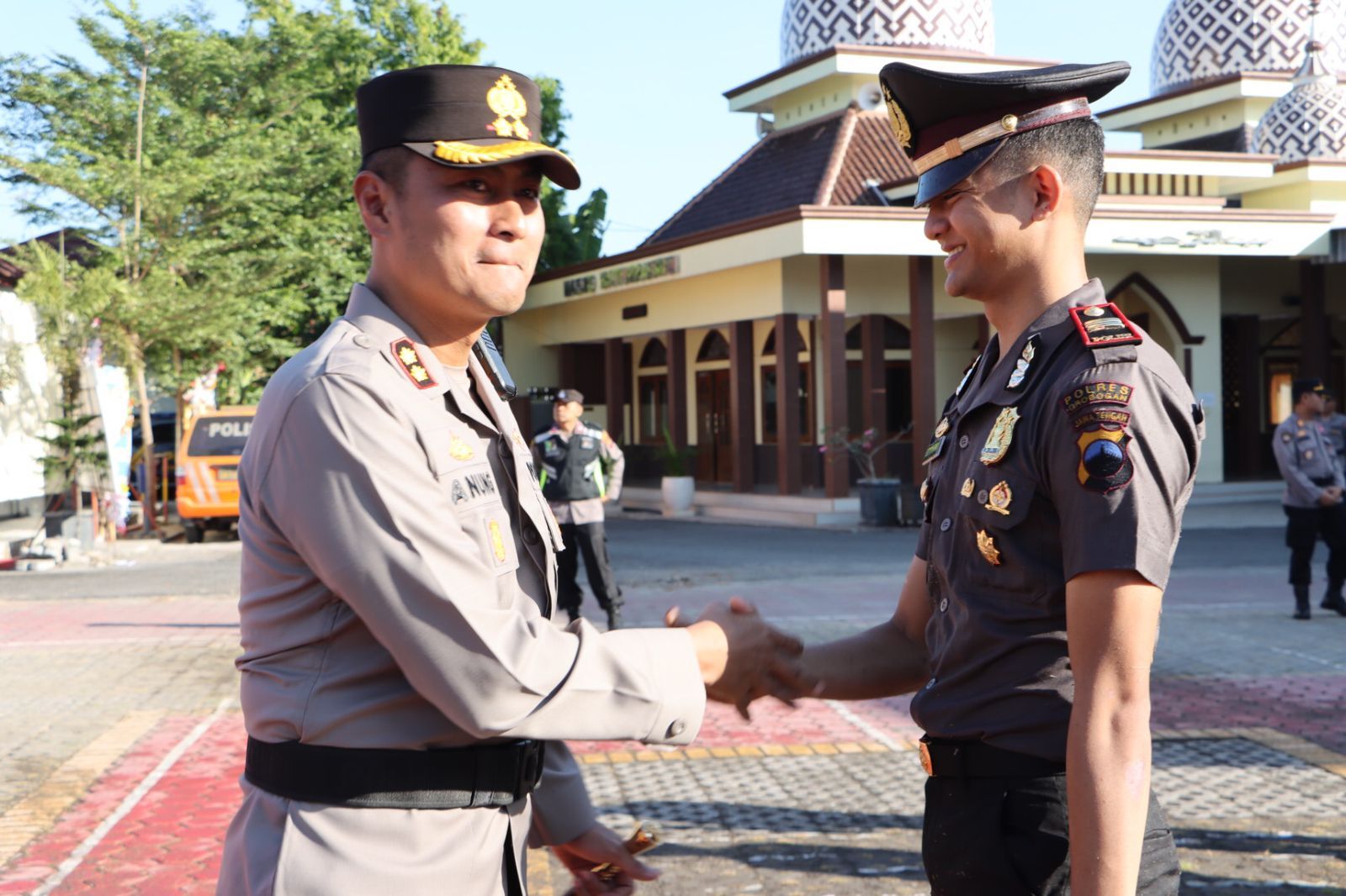 Ucapan selamat dari Kapolres Grobogan AKBP Dedy Anung Kurniawan kepada personel yang mendapat penghargaan kenaikan pangkat.