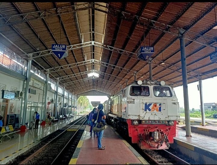 Sejumlah penumpang menunggu kedatangan kereta api di Stasiun Jatibarang, Indramayu. 