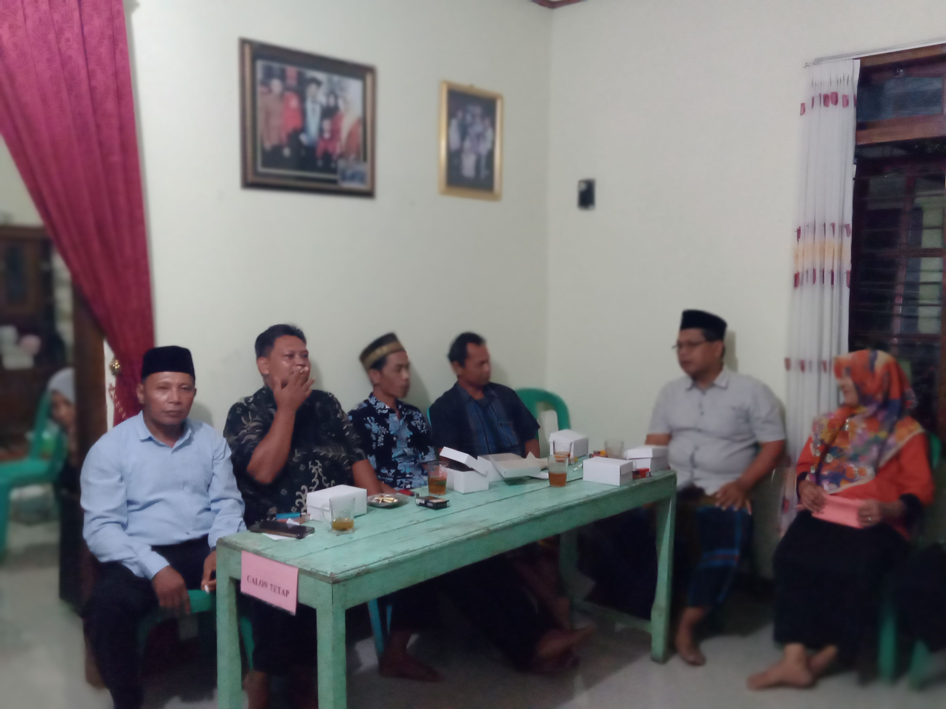Calon anggota BPD Desa Pagak dari wilayah Kadus 1 Banjaranyar, saat prosesi pemungutan suara pada Sabtu 1 Juli 2023 malam