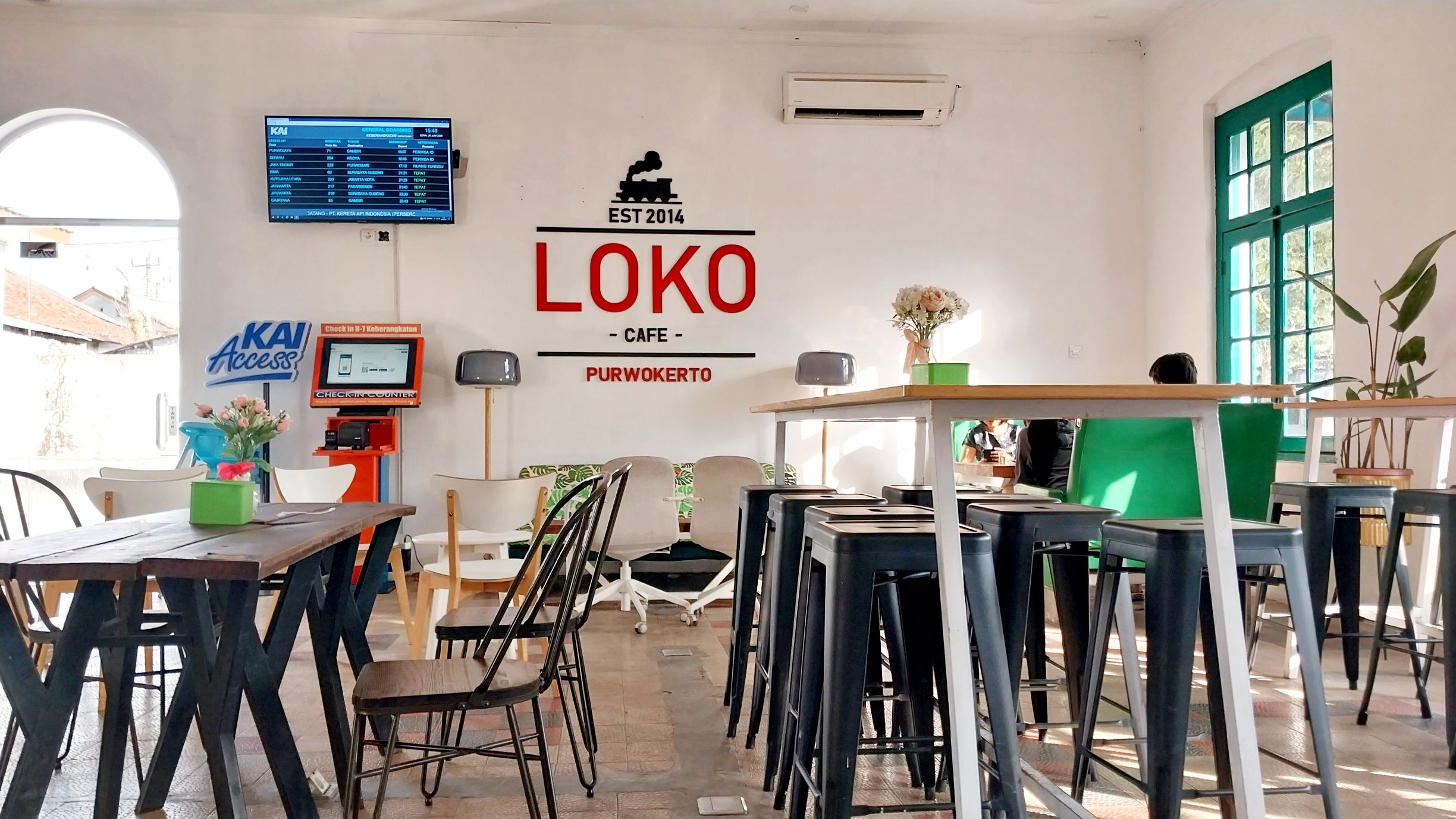 Kafe Loko, salah satu kafe yang cocok buat nugas dan dekat Stasiun Purwokerto.*