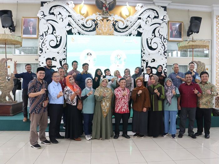 Kepala Disperdagin Dicky Anugrah (kedua kiri, depan) dan perwakilan IKM Kabupaten Bandung berfoto bersama Atase Pedagangan Malaysia, Sabtu, 1 Juli 2023./IST