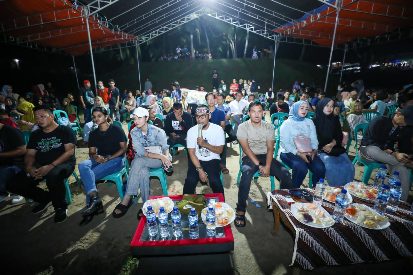 Relawan Gardu Ganjar dan warga menyaksikan kegiatan seni budaya Ngaruwat Bumi yang digelar Kampung Seni Yudha Asri Desa Mader Kabupaten Serang Banten.