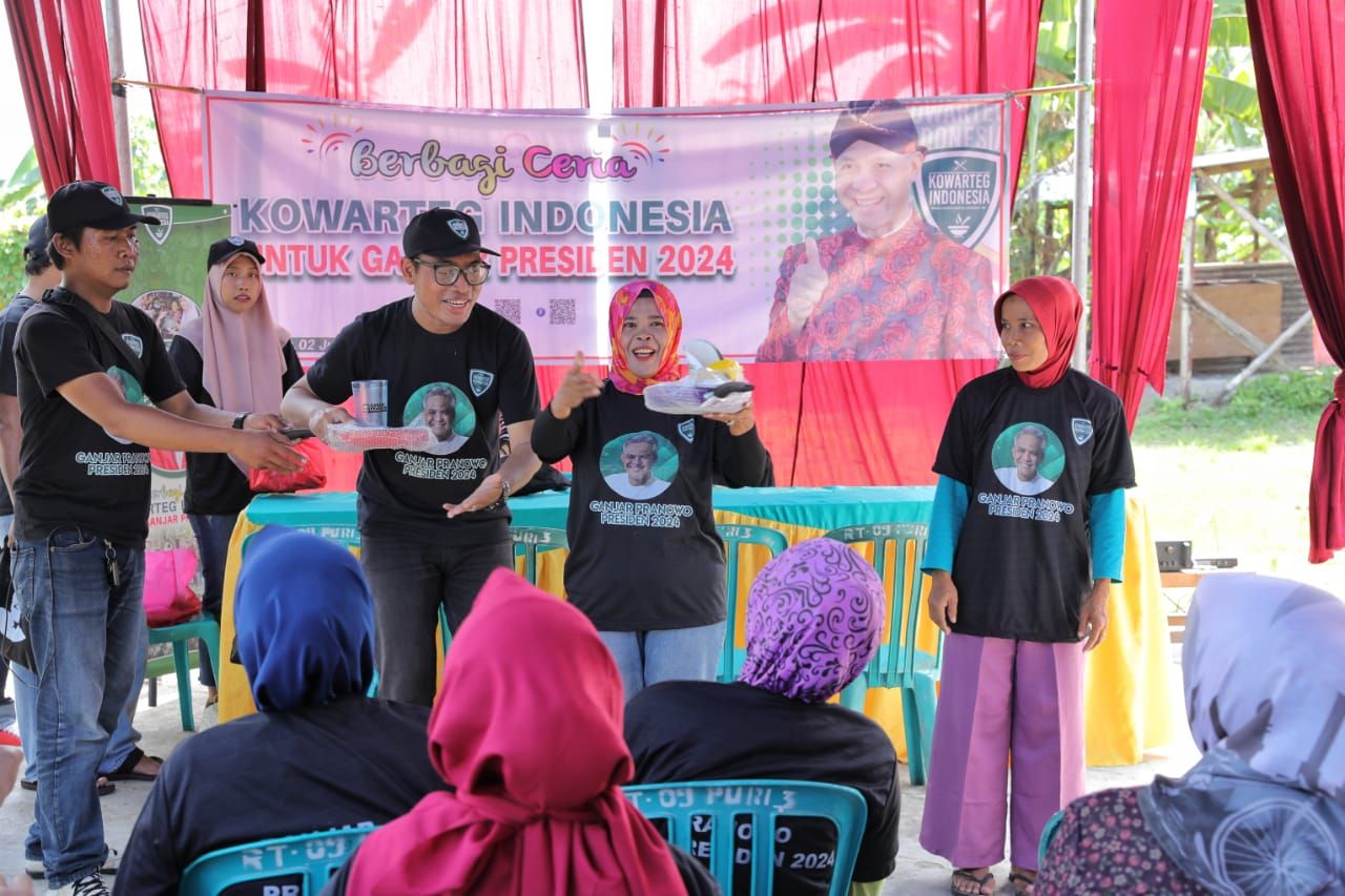 Relawan Kowarteg Indonesia saat menggelar layanan cek dan konsultasi kesehatan gratis di Kabupaten Tangerang.
