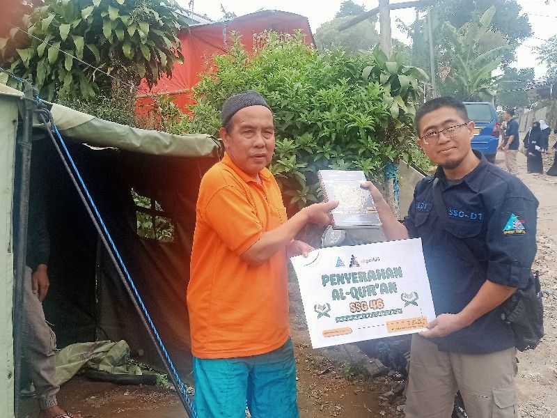 Manajer Pemberdayaan Data Base dan Alumni SSG Daarut Tauhid, Ali Dimyati menyerahkan bantuan Al Qur'an kepada DKM Kampung Pasir 18, Desa Sarampad, Kec Cugenang, Cianjur