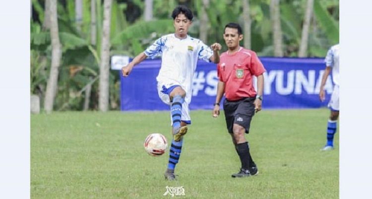 Abdul Aziz, wasit BRI Liga 1 2023 2024 asal Kabupaten Ciamis saat memimpin pertandingan sebelum di Liga 1.*/kabar-priangan.com/Dok. Pribadi