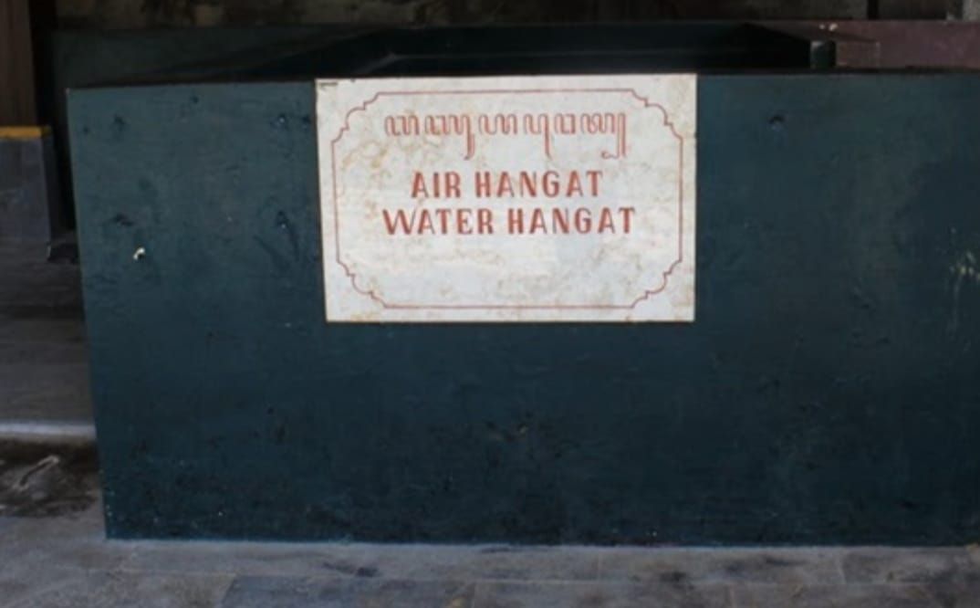Sumber mata air hangat di destinasi wisata alam Sapta Tirtaap
