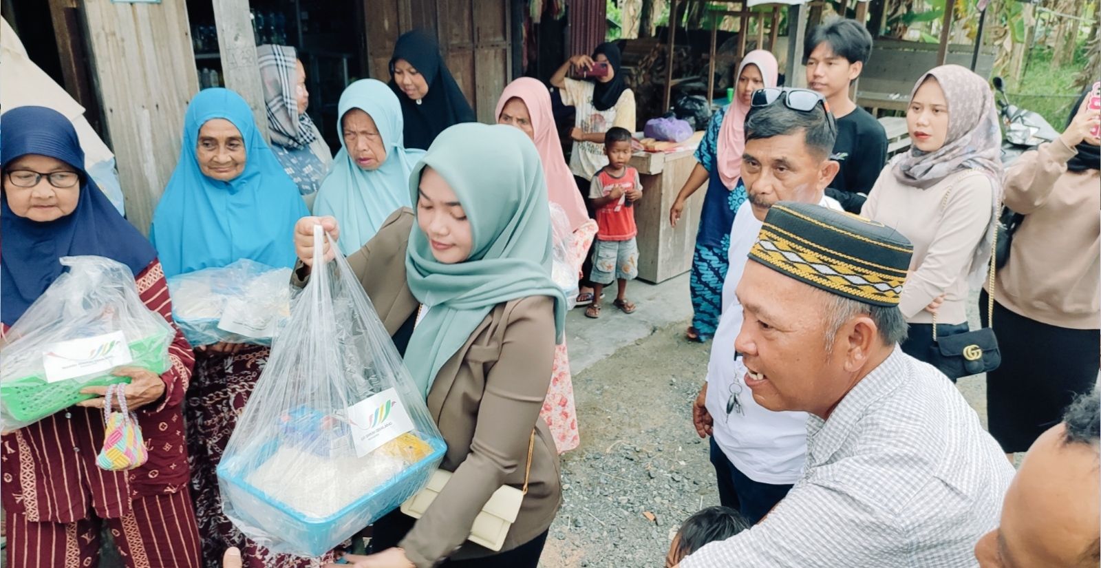 Ketua Yayasan Segaris Senyum Gemilang, Afrida Eka Yuniarti saat menyerahkan bantuan