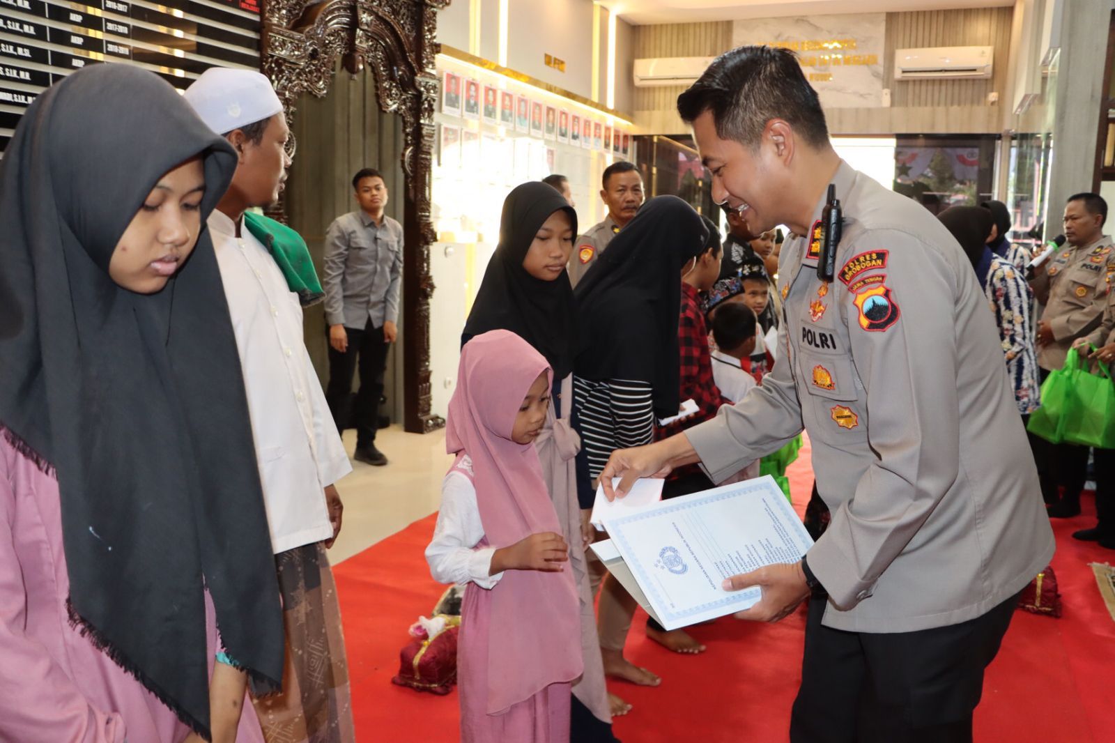 Kapolres Grobogan AKBP Dedy Anung Kurniawan memberikan santunan kepada anak yatim piatu sebagai bagian dari titipan harta dari ALLAH SWT.