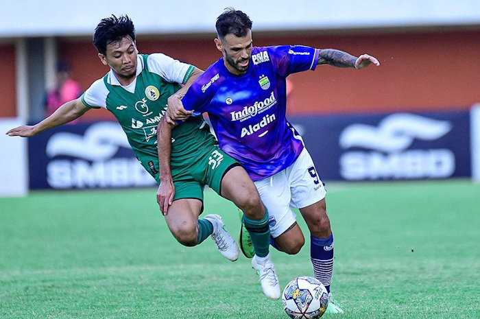 Tyronne del Pino mengalami cedera saat Persib Bandung melawan Madura United, Minggu, 2 Juli 2023.