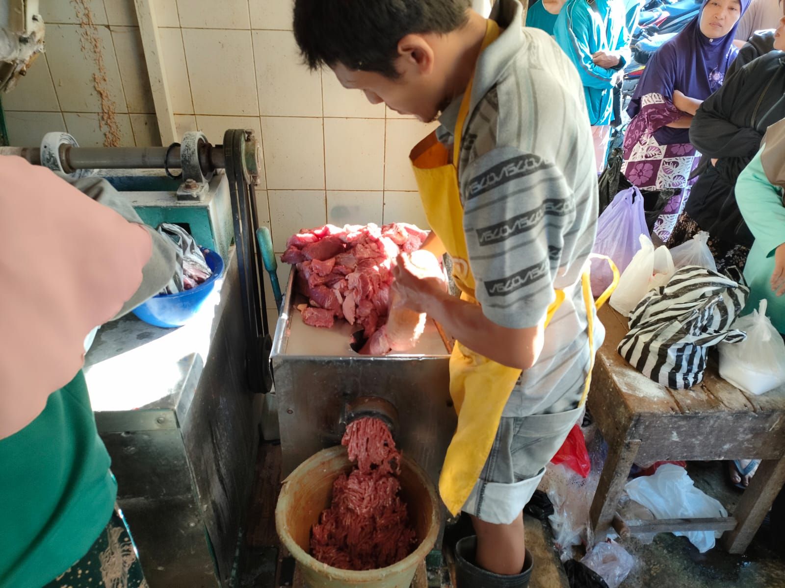 Penggilingan daging kurban di pasar Segamas Purbalingga