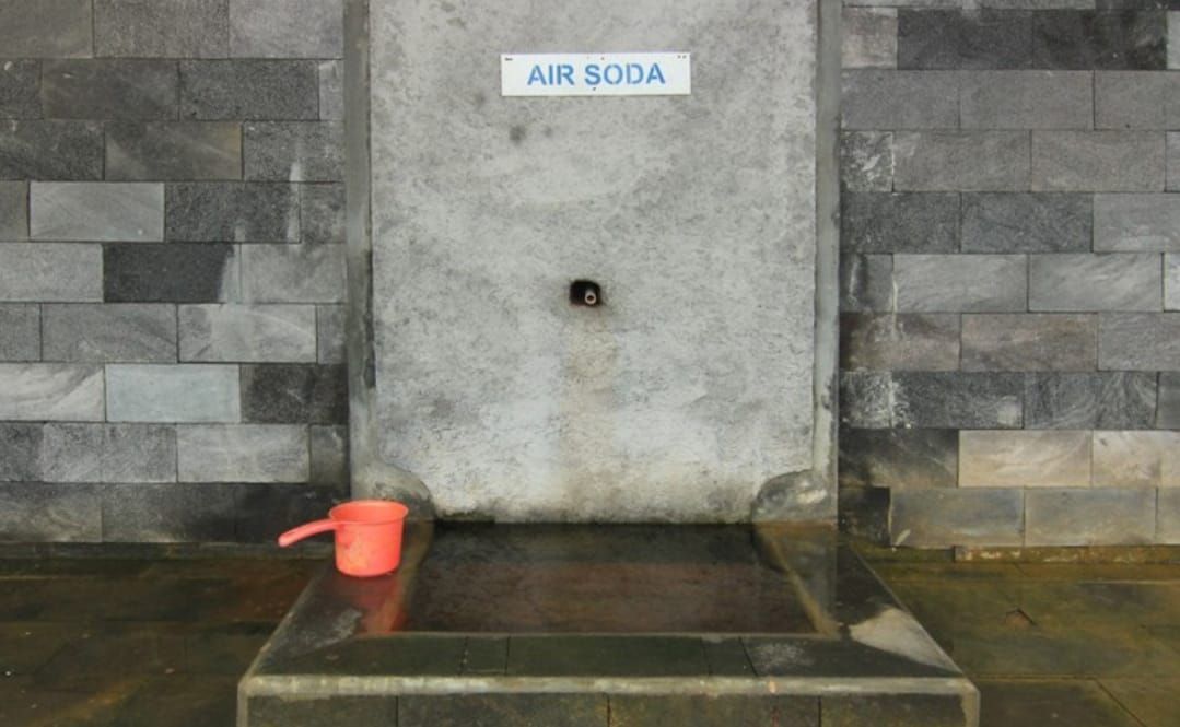 Sumber mata air soda di destinasi wisata alam Sapta Tirta