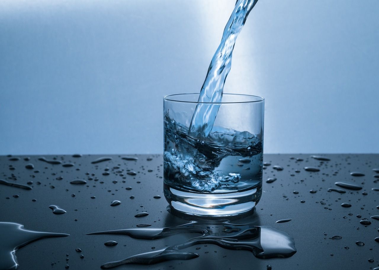 Minum air putih minimal 2-3 liter sehari membantu menjaga kesehatan tubuh Anda.