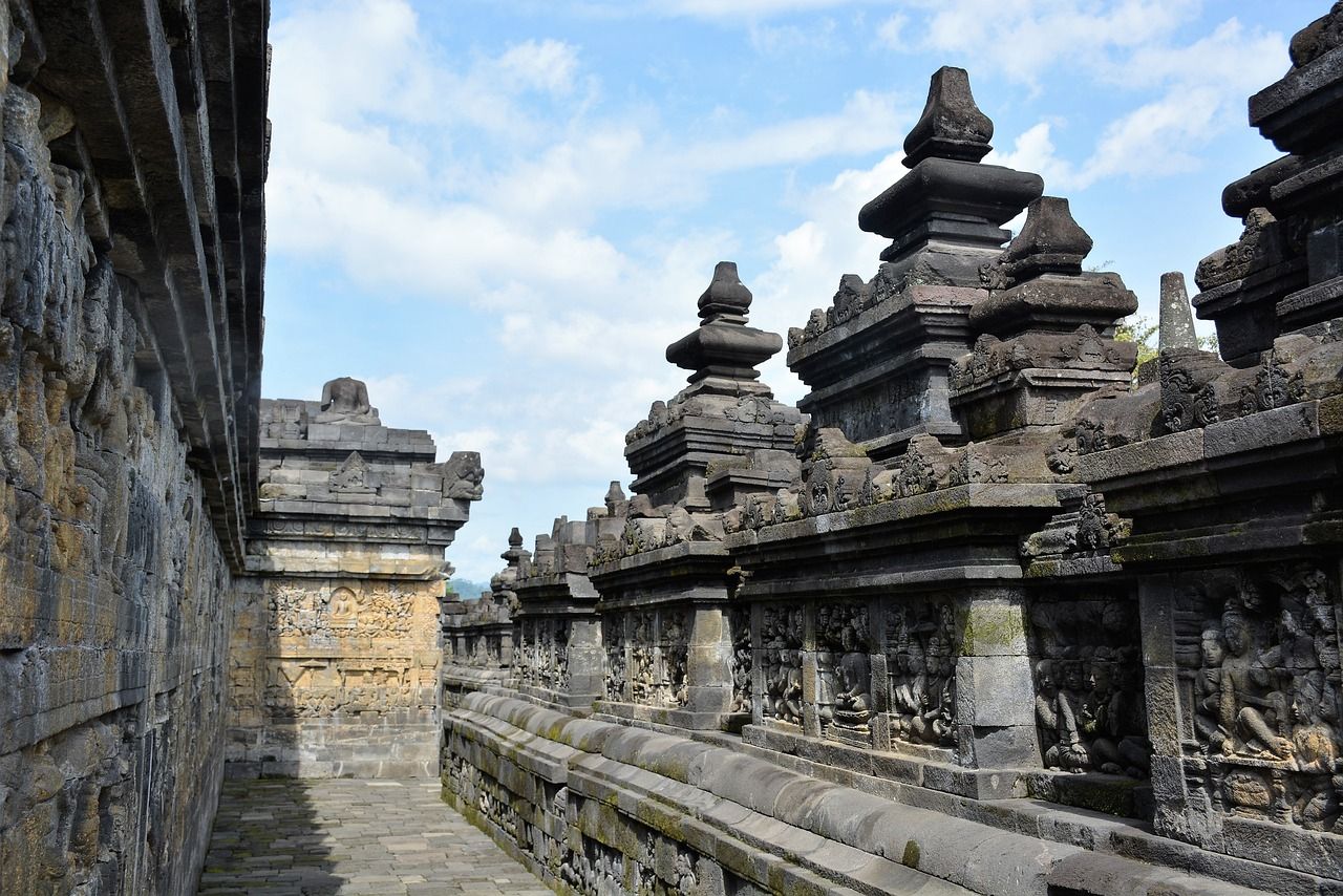 Borobudur adalah bangunan yang kompleks 