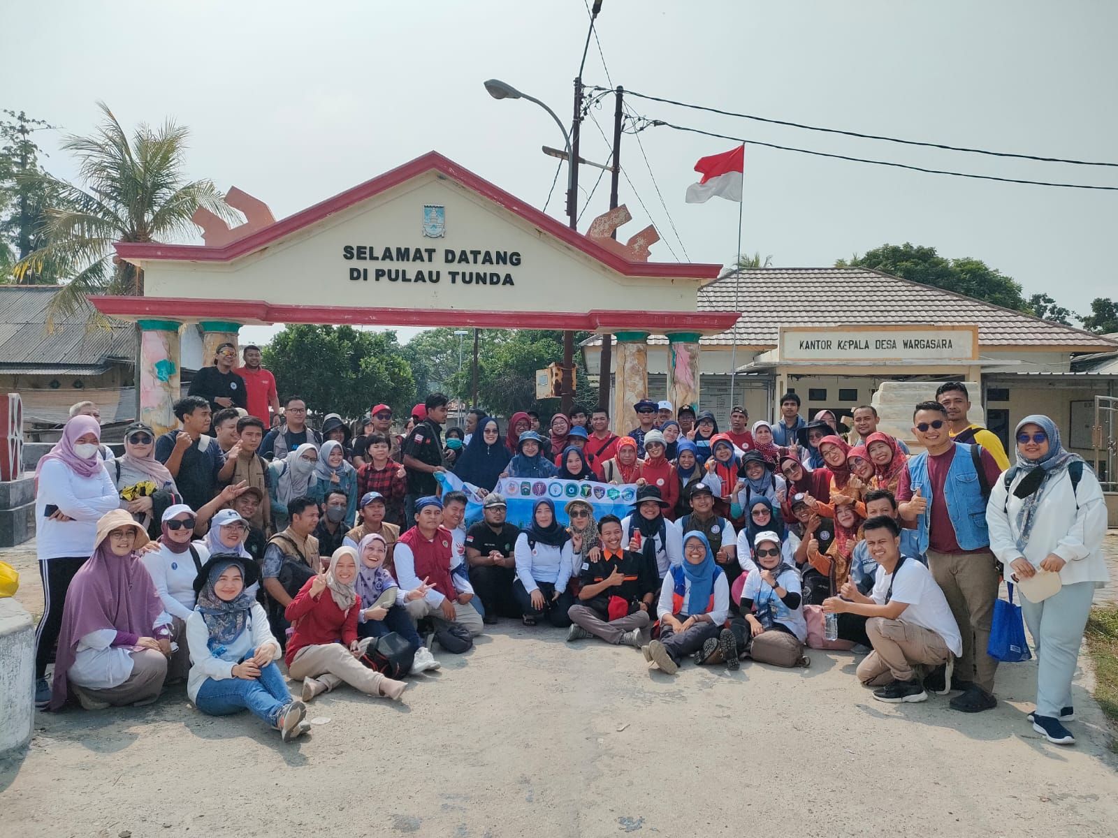 Nakes Banten usai melakukan pengobatan gratis dalam giat Bhakti Kesehatan di Pulau Tunda Kabupaten Serang, Minggu 25 Juni 2023. 