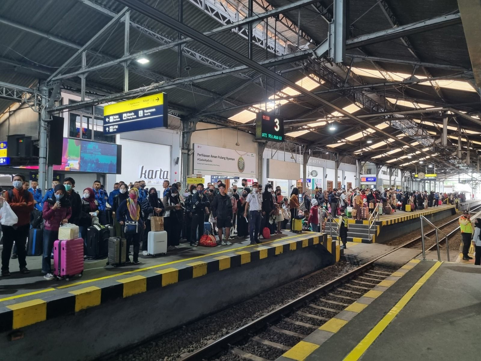 Calon penumpang menunggu kereta api di Stasiun Tugu Yogyakarta