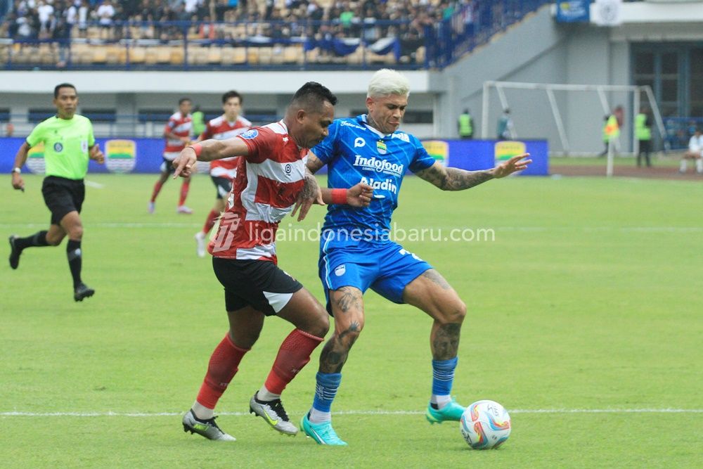 Duel Persib Bandung kontra Madura United berakhir tanpa pemenang.
