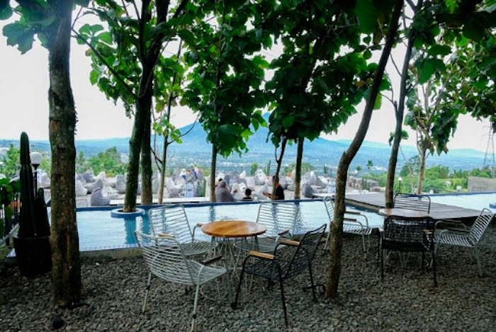 Kopi Nako Kebon Jati merupakan salah satu tempat ngopi di Bogor dengan suasana alam yang adem dan pemandangannya indah banget.