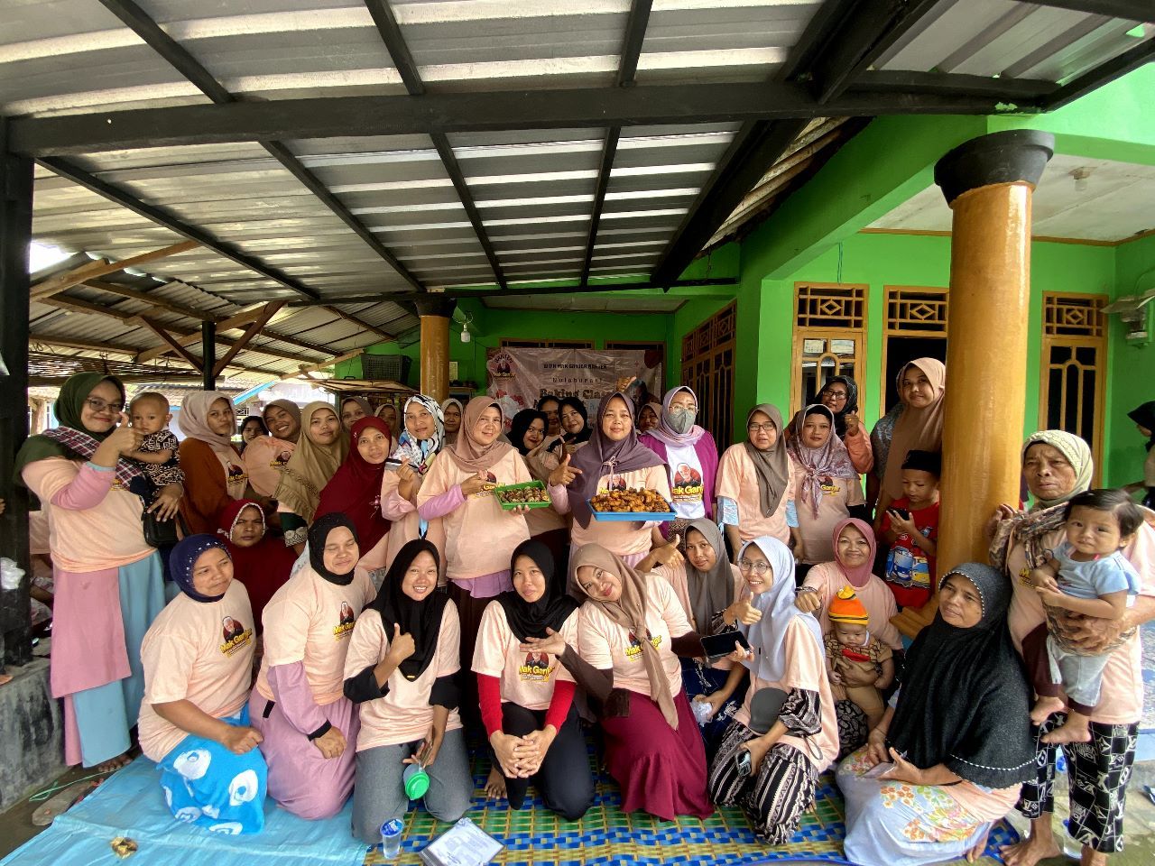 Ibu ibu di Kabupaten Lebak foto bersama relawan Mak Ganjar usai dilatih membuat pisang coklat dan nugget.