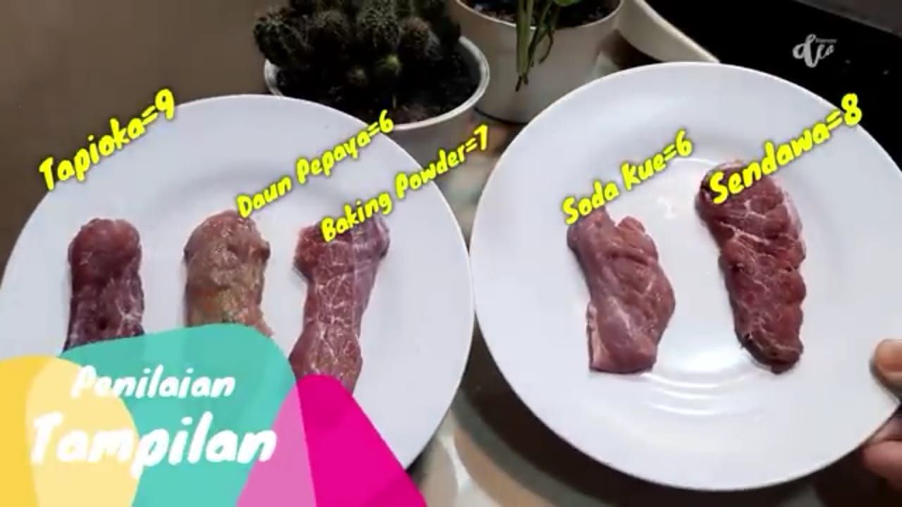 Perbandingan daging yang sudah dimarinasi dengan bahan pengempuk.*/Youtube Mak Yee by Dea Rinanda