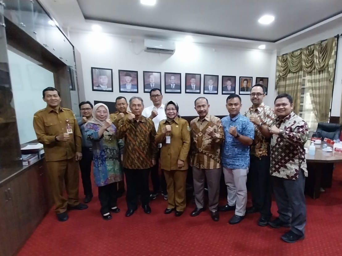 Pengurus IKAL Banten periode 2023-2028 foto bersama Plh Sekda Banten Virgojanti.