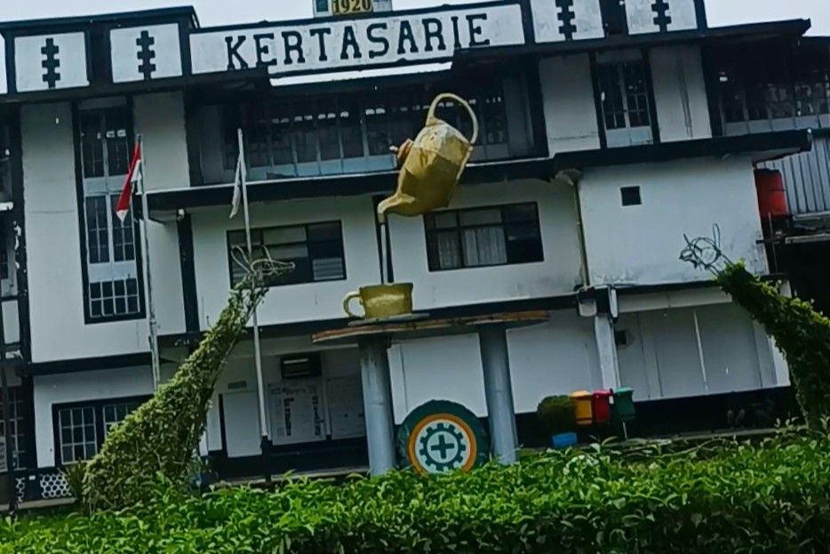 Pabrik Teh Kertasarie di kawasan Perkebunan Teh Kertasari Desa Tarumajaya Kecamatan Kertasari Kabupaten Bandung tetap mempertahankan bangunan lama yang sangat melegenda.