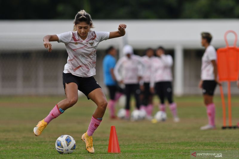 Pesepak bola Timnas Putri Indonesia Zahra Muzdalifah menggiring bola dalam pemusatan latihan di Stadion Madya, kompleks Stadion Utama Gelora Bung Karno (SUGBK), Jakarta, Senin 3 Januari 2022.