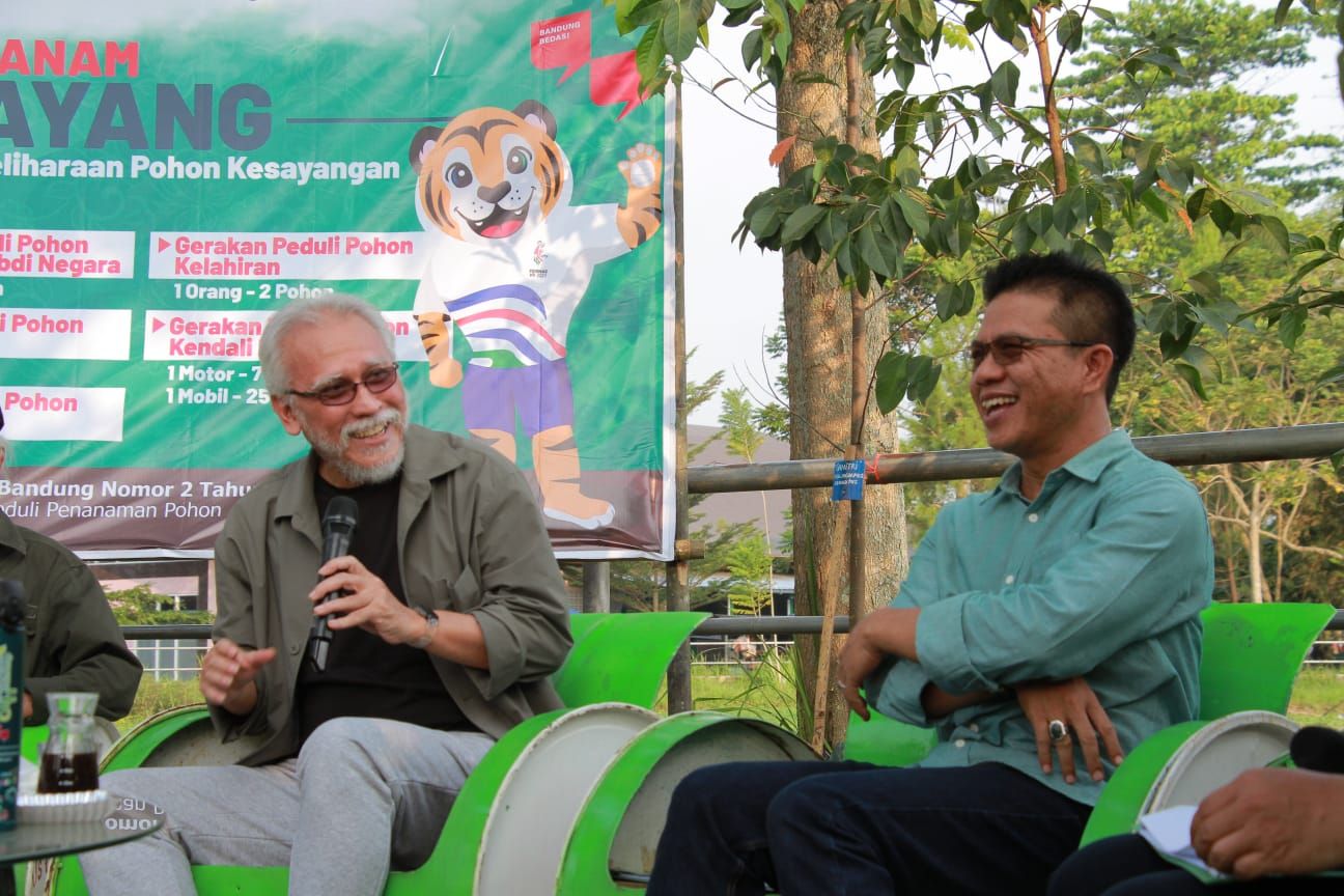 Iwan Fals dan Bupati Bandung Dadang Supriatna saat talkshow dalam rangka jaga lingkungan dengan menanam pohon jelang Pembukaan Fornas VII 2023./ Feby Syarifah - GalamediaNews